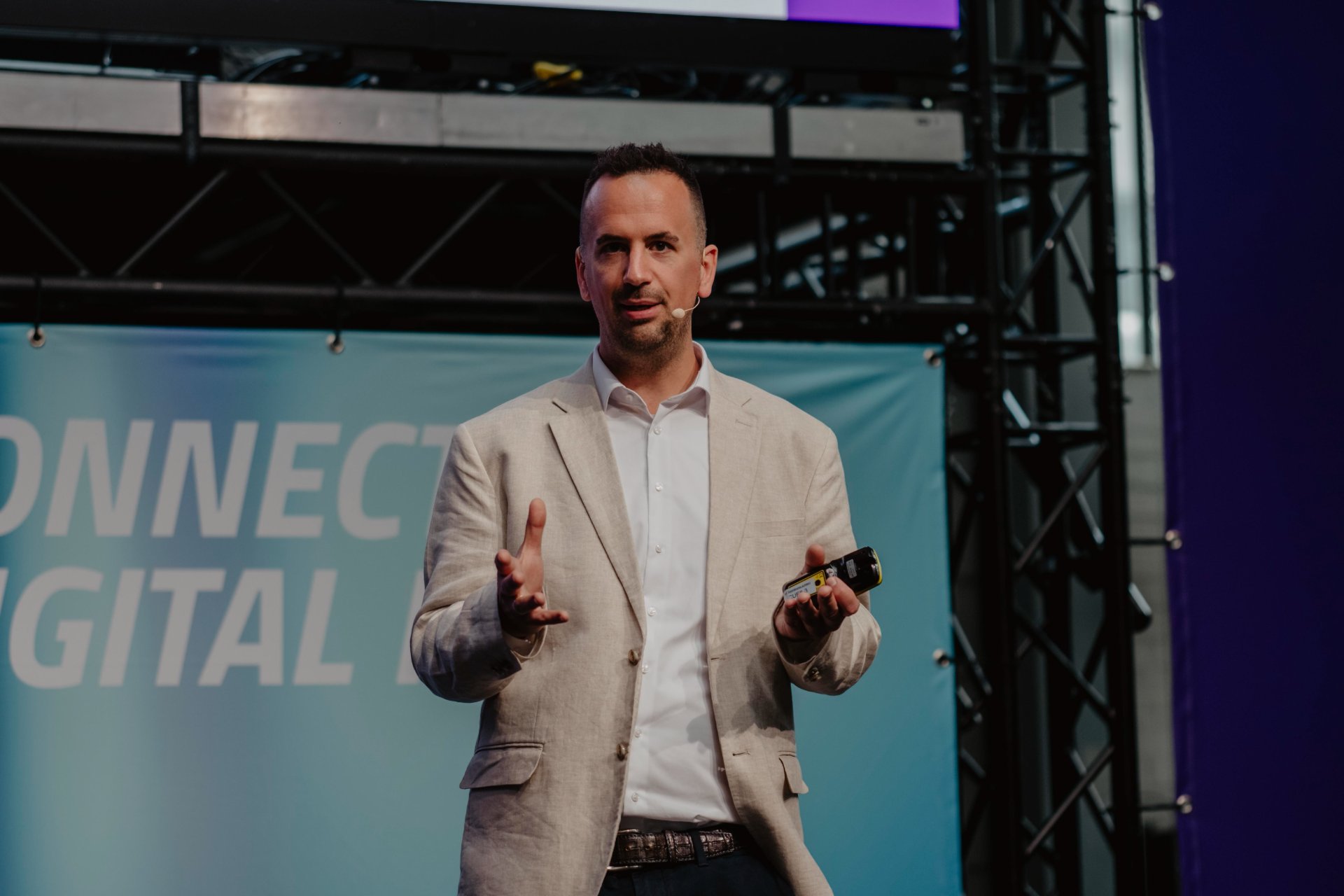 dvelop-summit-2026-partnerday_speaker-beige-sakko