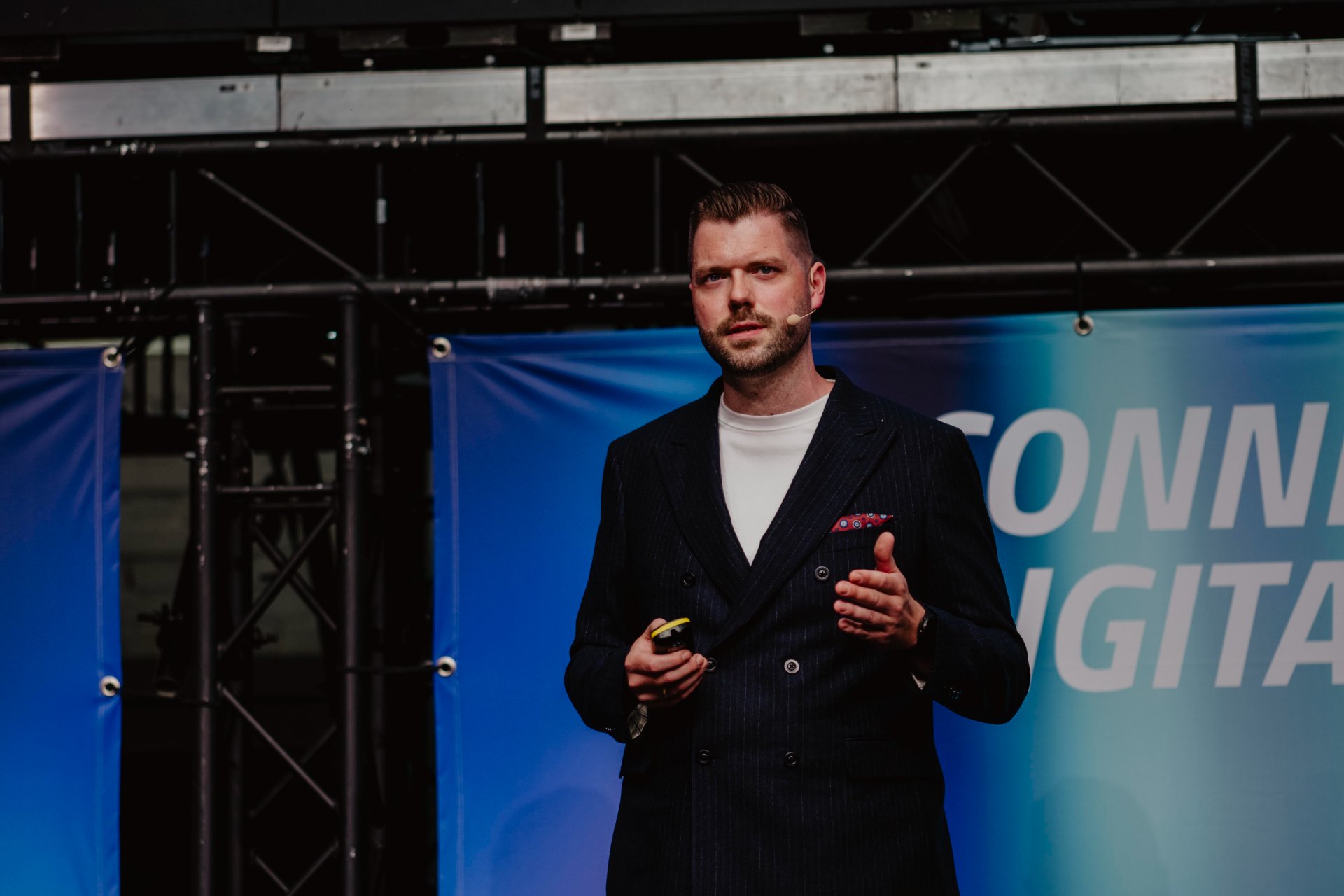 dvelop-summit-2026-partnerday_speaker-nadelstreifen